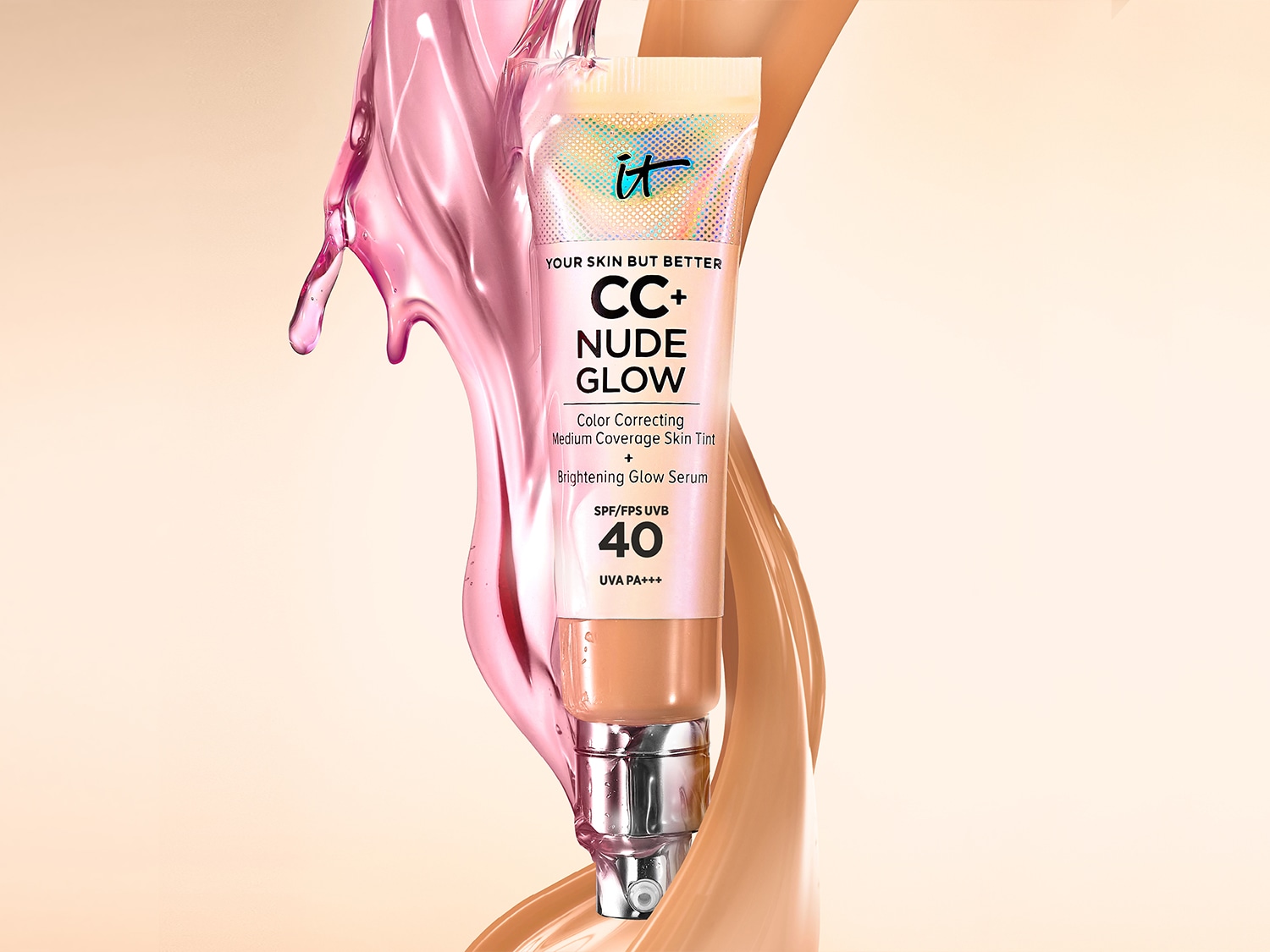 Krem koloryzujący IT Cosmetics CC+ Nude Glow z filtrem SPF 40 wyrównuje koloryt skóry, zapewniając średnie krycie i rozświetlenie.