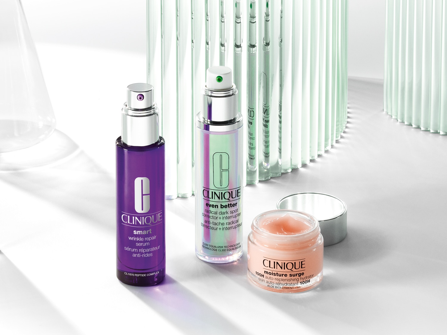 Découvrez le sérum réparateur anti-rides Smart de Clinique dans son flacon violet élégant, conçu pour une peau visiblement plus jeune et éclatante.