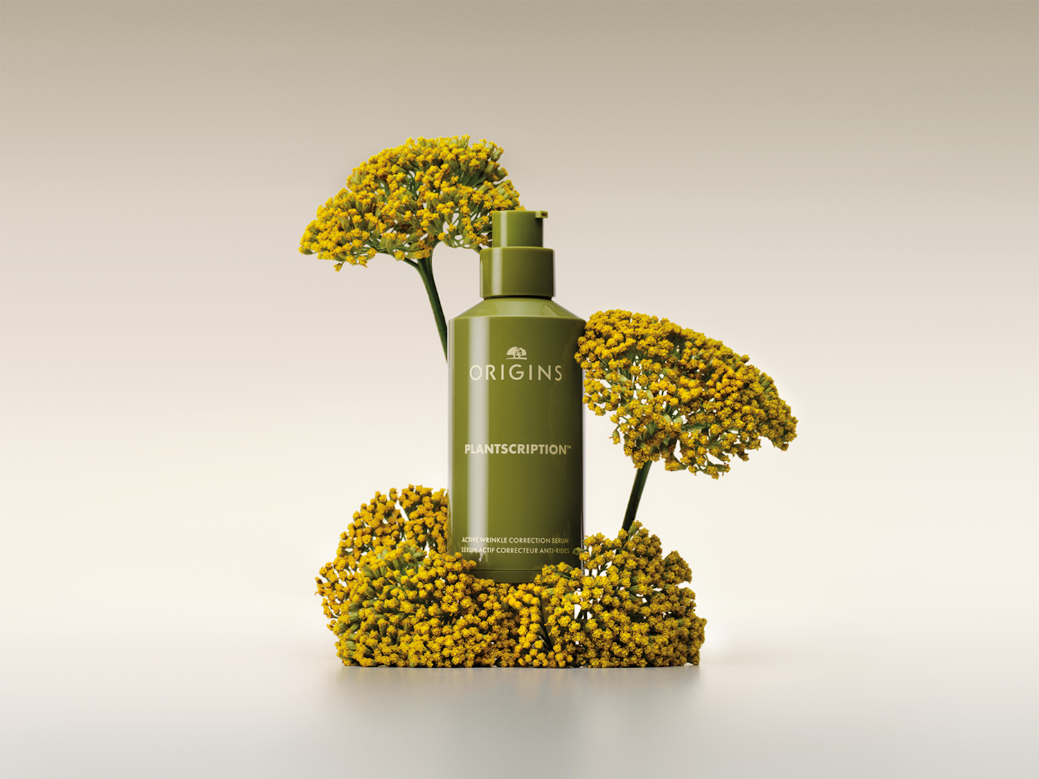 Een groene fles Origins Plantscription serum staat tussen gele bloemen, wat de natuurlijke ingrediënten benadrukt.
