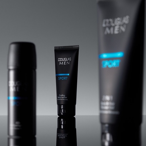 Ecco la linea Douglas Men Sport: deodorante, lozione corpo rinfrescante e gel doccia 2 in 1, tutti in confezioni nere con dettagli blu.