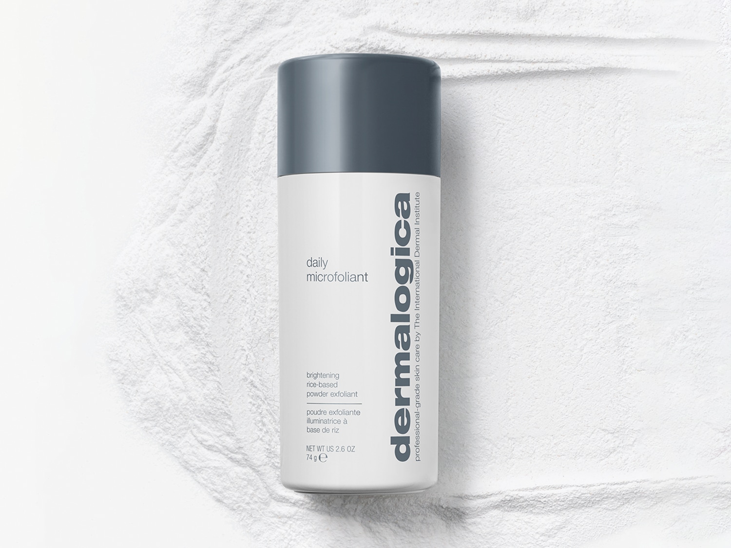 De Dermalogica Daily Microfoliant is een heldere exfoliant op basis van rijstpoeder in een witte fles met een grijze dop.
