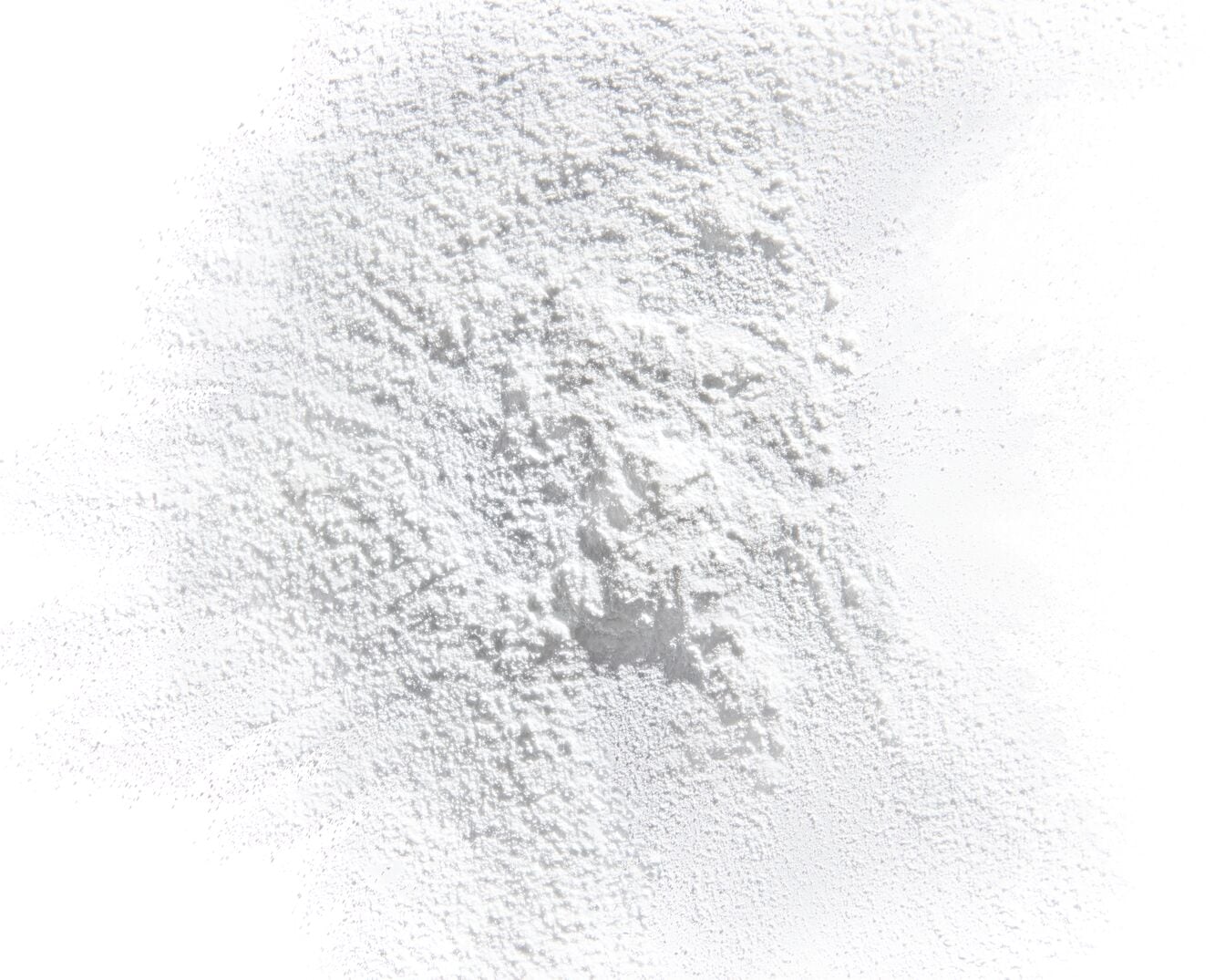 Detailní záběr na bílý sypký prášek, který vytváří texturovaný povrch s jemnými detaily a světelnými odlesky.