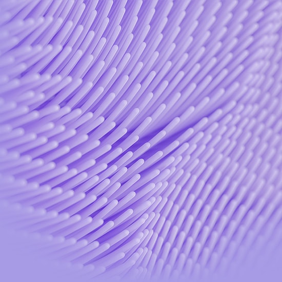 Zbliżenie na fioletową silikonową szczoteczkę z drobnymi wypustkami, ułożonymi w regularny wzór, tworzącymi teksturę przypominającą miękkie włosie.