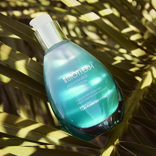 Découvrez le sérum Aquasource Deep de Biotherm, un concentré hydratant dans un flacon bleu-vert élégant, parfait pour une peau éclatante.