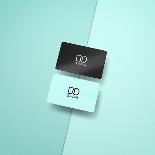 Twee Douglas-cadeaubonnen, één in zwart en één in lichtblauw, liggen op een tweekleurige achtergrond, perfect om iemand mee te verrassen.