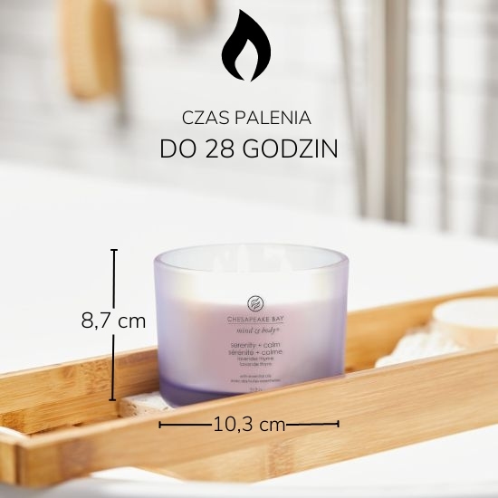 Świeca Chesapeake Bay Mind & Body o wymiarach 8,7 cm wysokości i 10,3 cm średnicy, zapewniająca do 28 godzin palenia, idealna dla relaksu i spokoju.