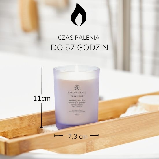 Świeca Chesapeake Bay Mind & Body o wymiarach 11 cm wysokości i 7,3 cm średnicy, zapewniająca do 57 godzin palenia, idealna dla stworzenia atmosfery spokoju i relaksu.