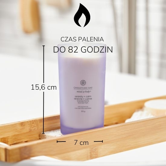 Świeca Chesapeake Bay Mind & Body w fioletowym szkle ma 15,6 cm wysokości i 7 cm średnicy, zapewniając do 82 godzin palenia.