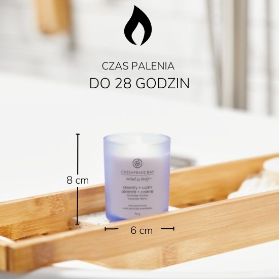 Świeca Chesapeake Bay Mind & Body o wymiarach 8 cm wysokości i 6 cm średnicy, zapewnia do 28 godzin palenia, idealna do stworzenia relaksującej atmosfery.
