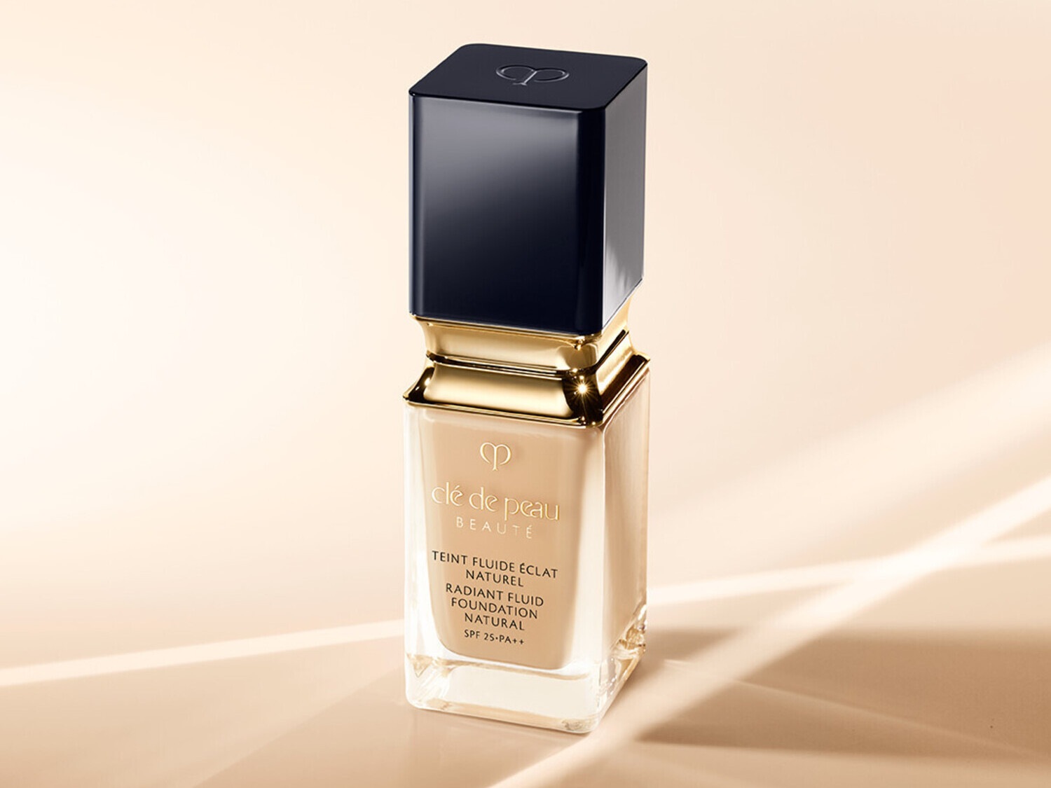 Découvrez le Teint Fluide Éclat Naturel de Clé de Peau Beauté, un fond de teint radiant avec SPF 25 PA++ pour un éclat naturel.