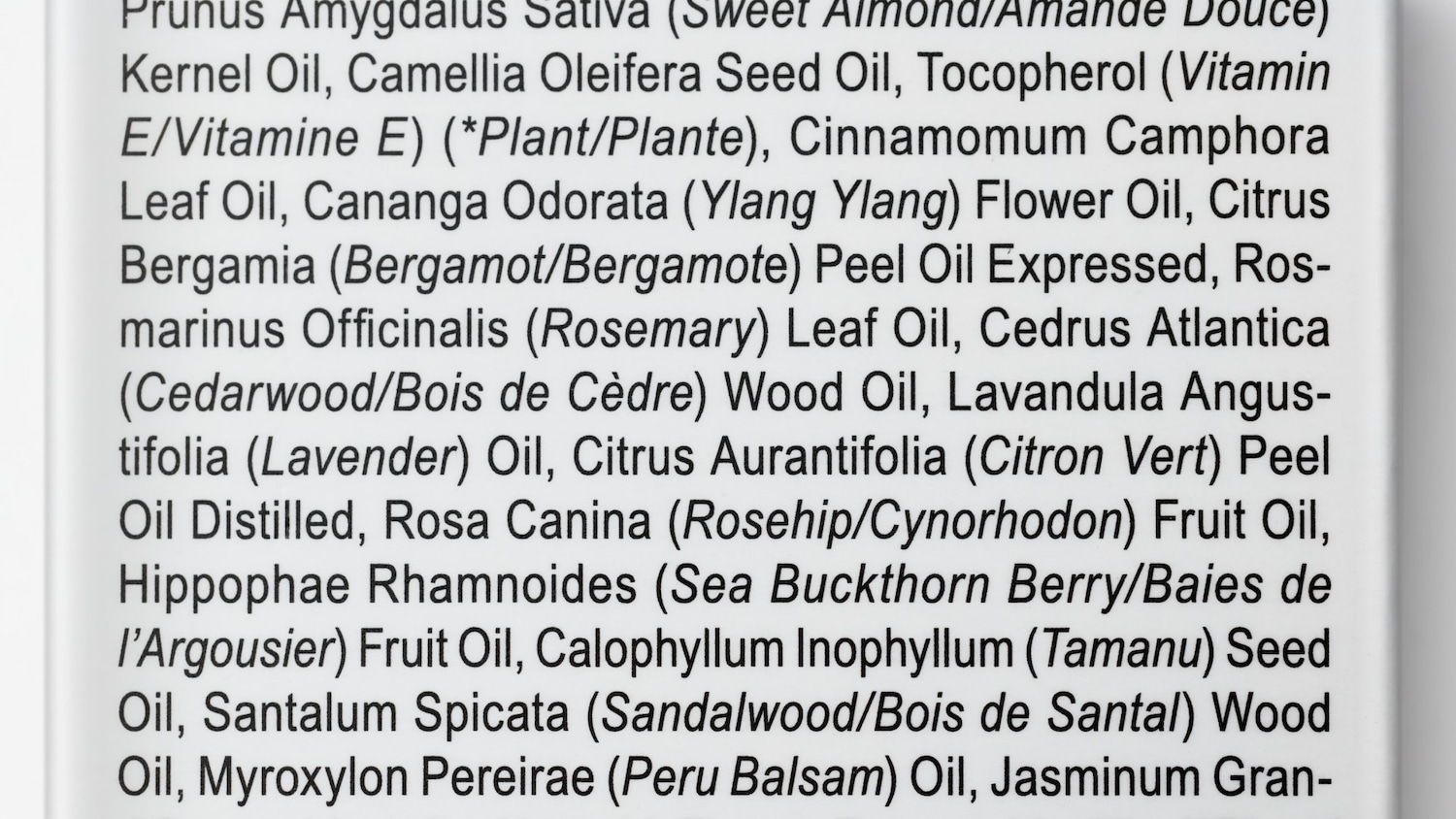 Aquí hay una lista de ingredientes que incluyen aceite de almendras dulces, aceite de semilla de camelia y aceite de flor de ylang ylang.
