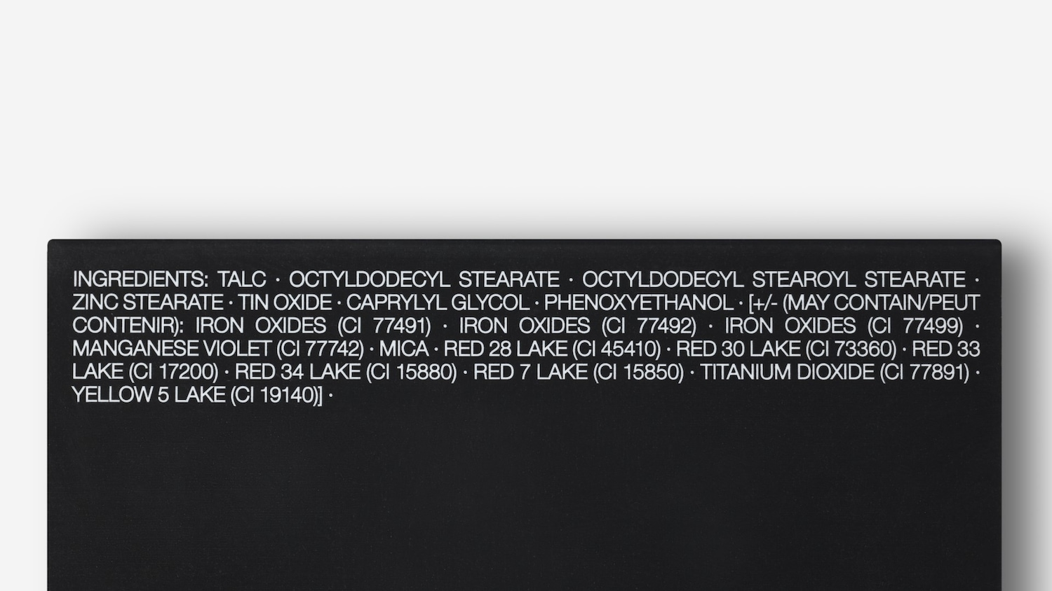 Aquí están los ingredientes: talco, estearato de octildodecilo, estearato de estearoilo de octildodecilo, estearato de zinc, óxido de estaño, caprilil glicol, fenoxietanol, óxidos de hierro, violeta de manganeso, mica, lago rojo 28, lago rojo 30, lago rojo 33, lago rojo 34, lago rojo 7, dióxido de titanio, lago amarillo 5.