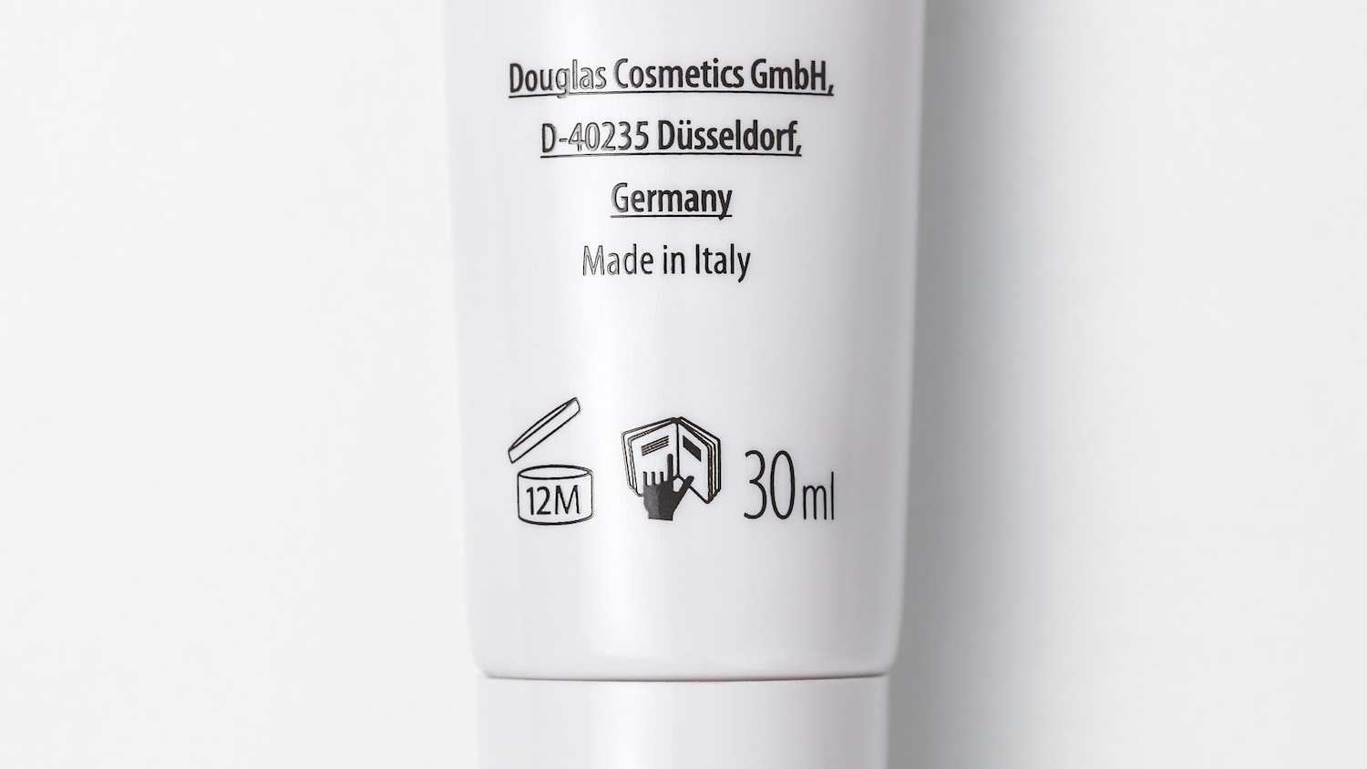 El envase blanco muestra la información del fabricante: Douglas Cosmetics GmbH, D-40235 Düsseldorf, Alemania, fabricado en Italia, con una caducidad de 12 meses tras la apertura y un contenido de 30 ml.