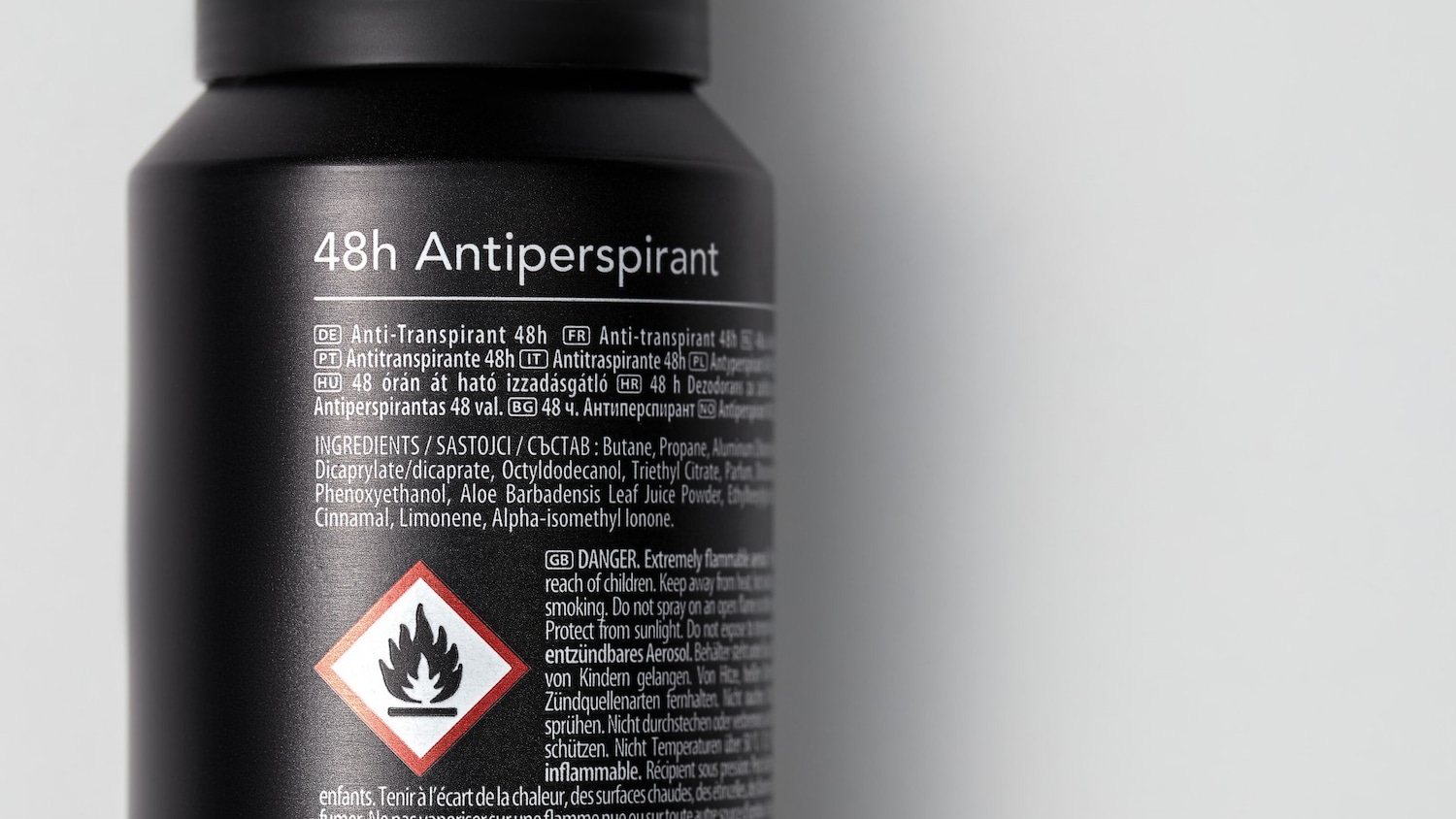 El envase negro del antitranspirante indica que ofrece protección durante 48 horas y muestra los ingredientes, además de advertencias de seguridad sobre su inflamabilidad.