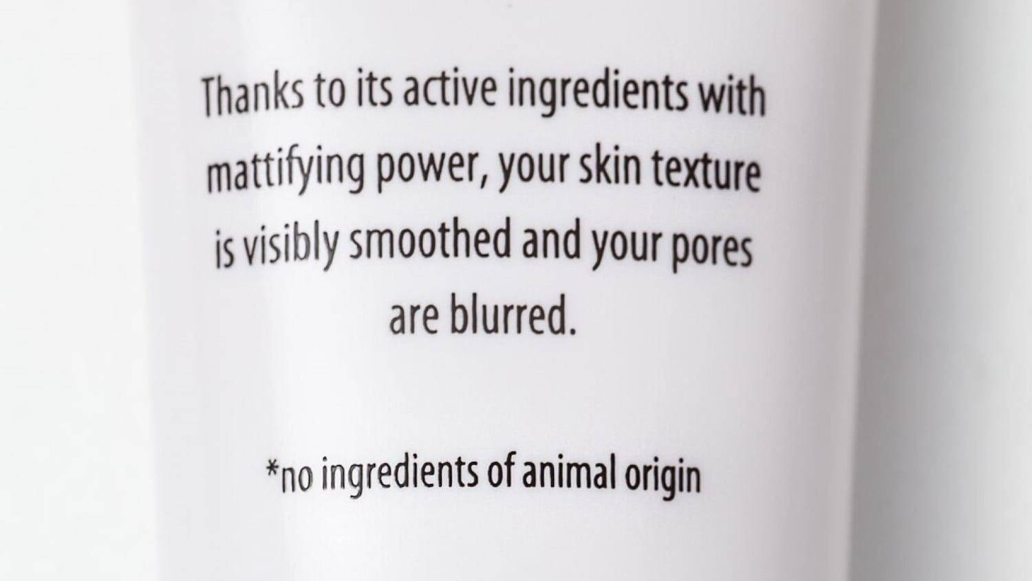 Gracias a sus ingredientes activos con poder matificante, la textura de tu piel se suaviza visiblemente y tus poros se difuminan, además no contiene ingredientes de origen animal.