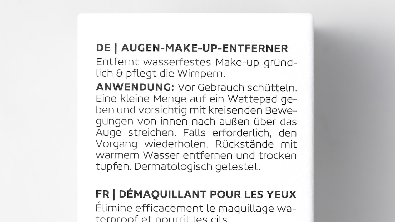 El texto describe el desmaquillador de ojos, cómo usarlo y sus beneficios para eliminar el maquillaje a prueba de agua mientras cuida las pestañas.