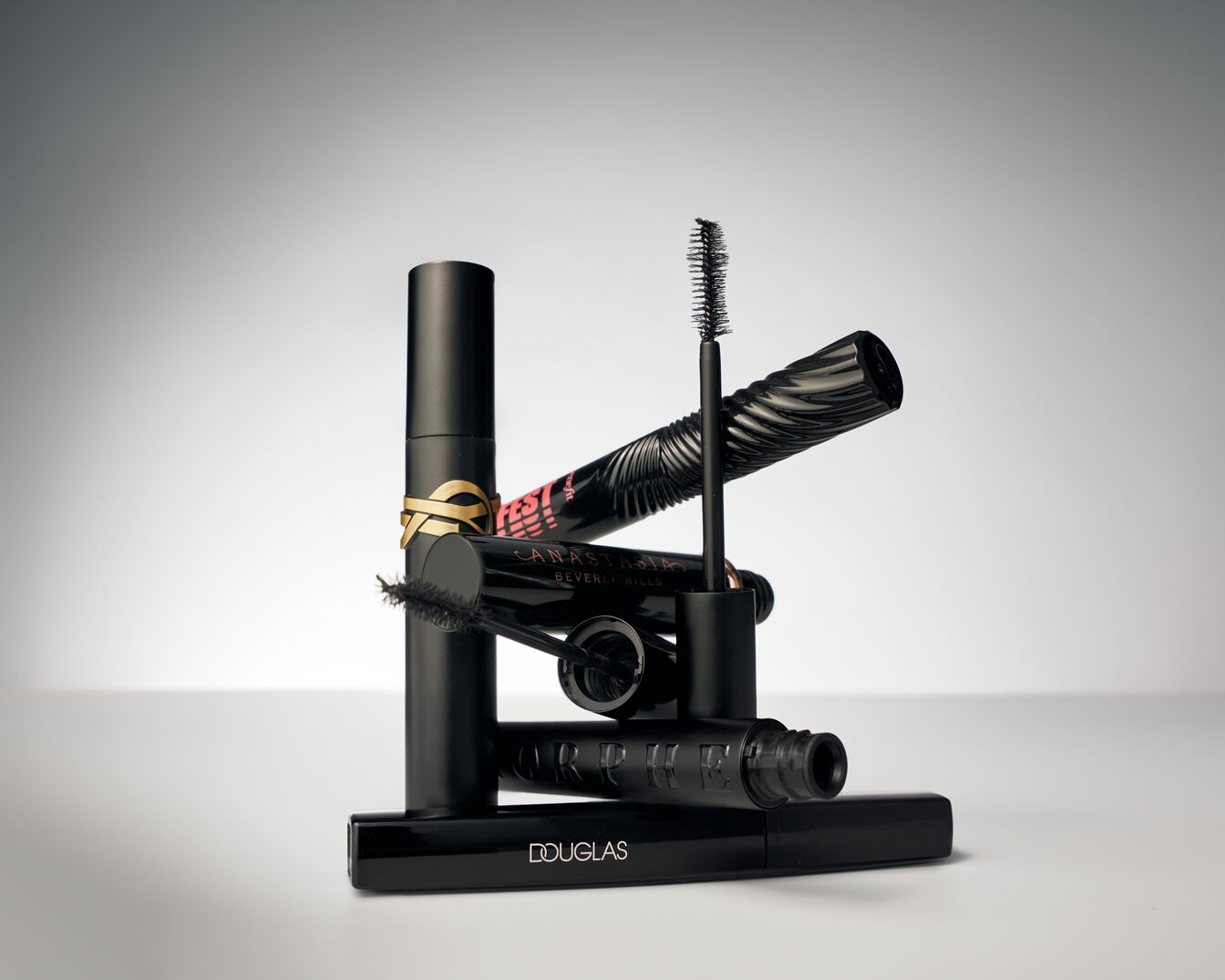 Verschiedene Mascaras von Douglas, Yves Saint Laurent, Benefit und Anastasia Beverly Hills sind in einer Nahaufnahme zu sehen.