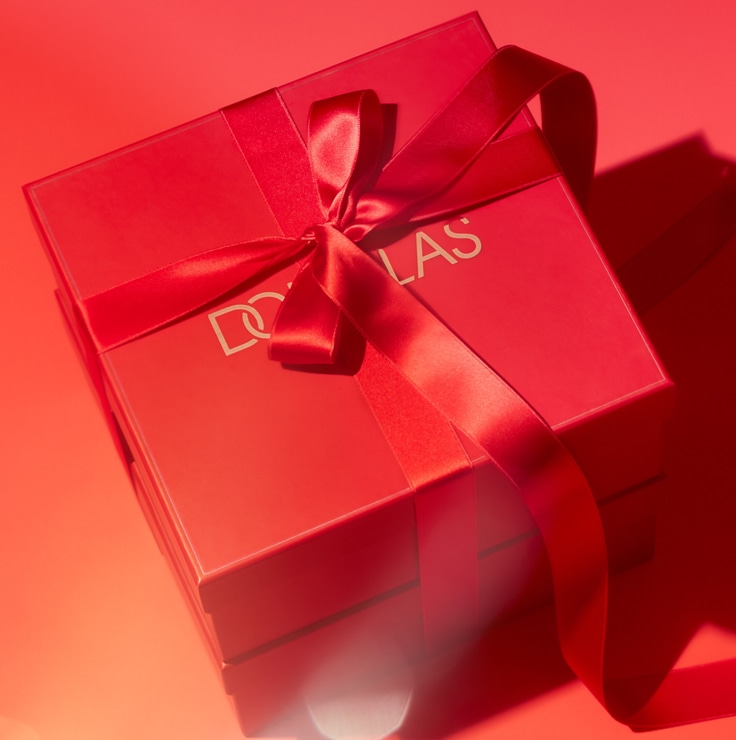 Czerwone pudełko prezentowe Douglas przewiązane czerwoną wstążką, idealne na każdą okazję.