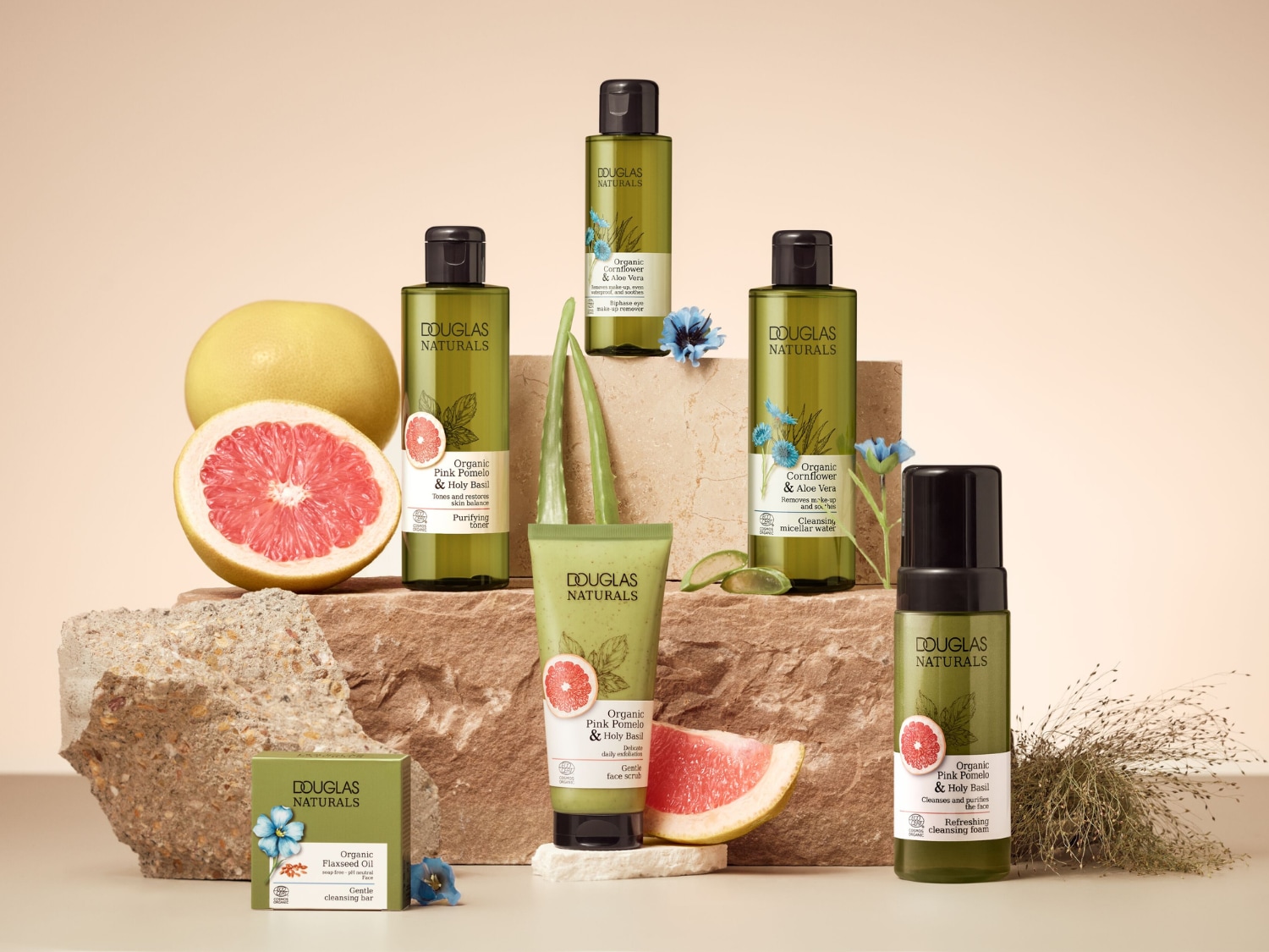 Odkryj kolekcję Douglas Naturals, w tym tonik oczyszczający z organicznym różowym pomelo i świętą bazylią, płyn micelarny z organicznym bławatkiem i aloesem, oraz odświeżającą piankę oczyszczającą, wszystkie w zielonych butelkach z czarnymi zakrętkami, idealne do codziennej pielęgnacji.