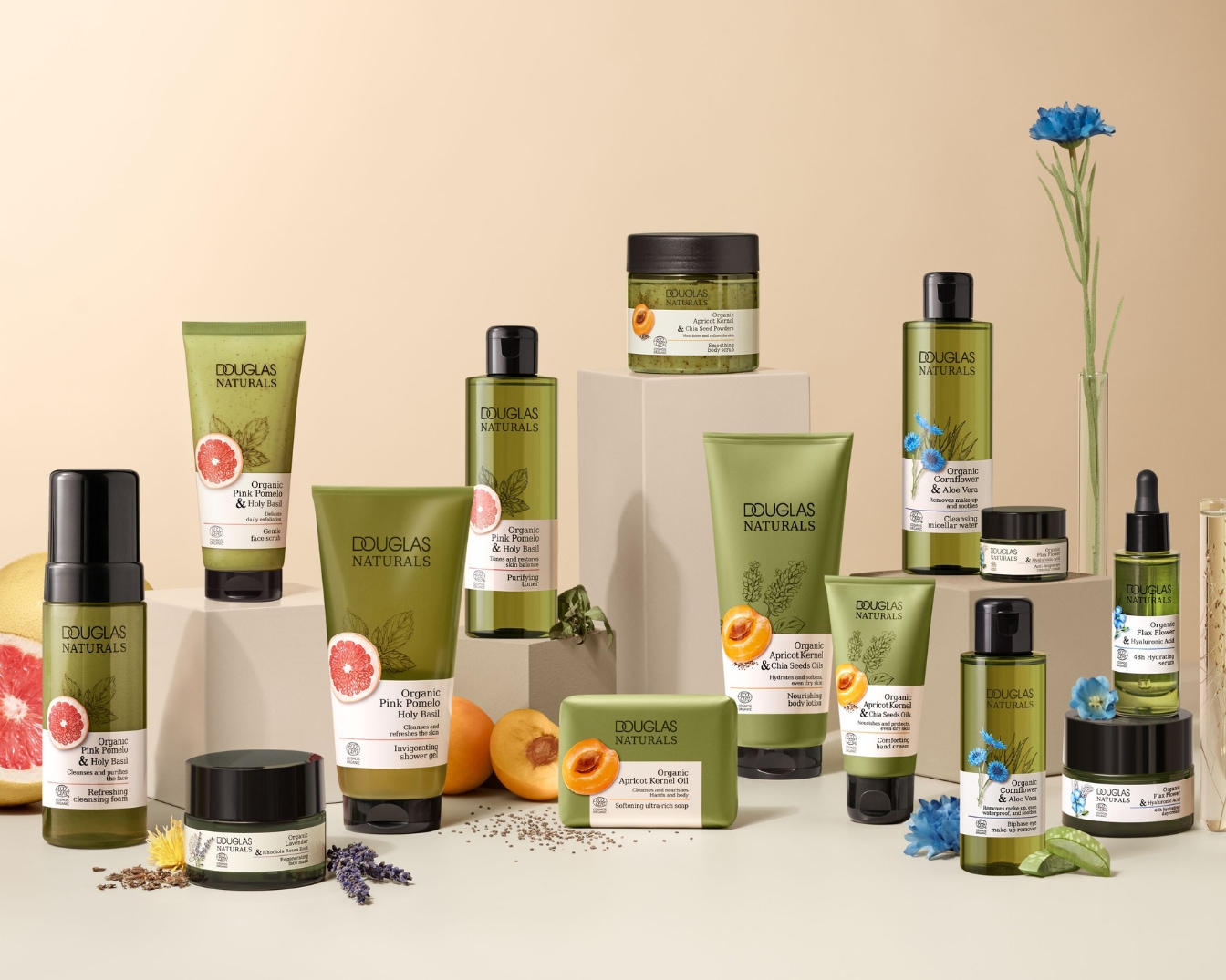 Odkryj kolekcję Douglas Naturals, która zawiera produkty do pielęgnacji ciała i twarzy, takie jak peeling do twarzy z różowego pomelo i bazylii, żel pod prysznic, tonik, płyn micelarny z bławatkiem i aloesem, krem do rąk z pestek moreli i nasion chia, balsam do ciała, mydło, serum i krem nawilżający z kwiatem lnu i kwasem hialuronowym.