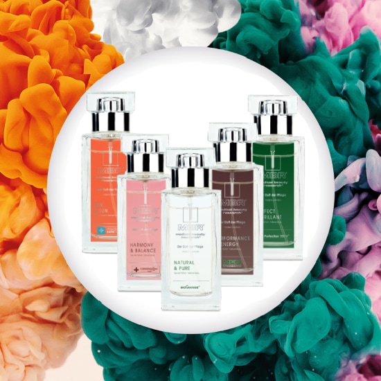 Odkryj kolekcję MBR w eleganckich flakonach: pomarańczowy, różowy, przezroczysty, brązowy i zielony, każdy z srebrną nakrętką, na tle kolorowych chmur.