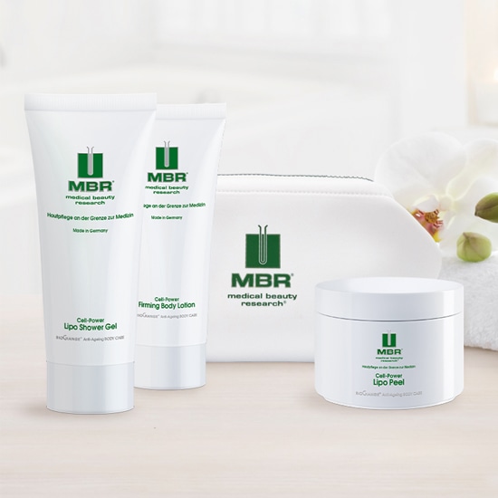 Zestaw kosmetyków MBR Medical Beauty Research w białych opakowaniach: żel pod prysznic, balsam ujędrniający, peeling i kosmetyczka, idealne do pielęgnacji skóry.