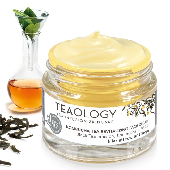 Krem do twarzy Teaology Kombucha Tea Revitalizing Face Cream z naparem z czarnej herbaty, kombuchą i EGCG zapewnia efekt wypełniacza i działa przeciwstarzeniowo.