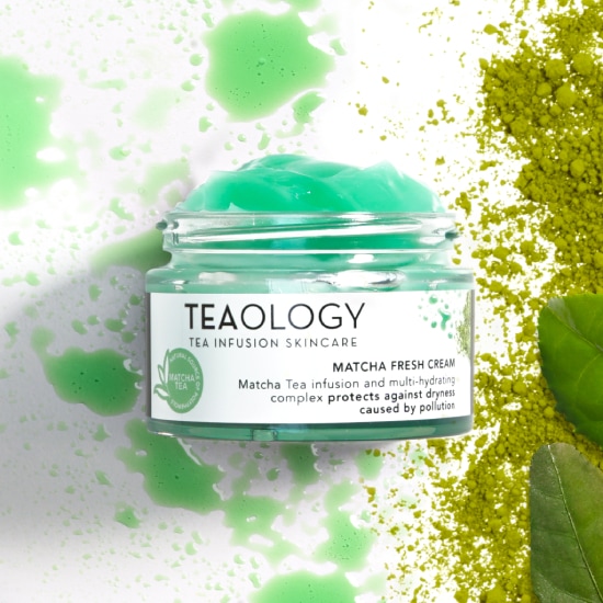 Słoik kremu Teaology Matcha Fresh Cream o pojemności 50 ml ma jasnozieloną zawartość i etykietę z napisem TEAOLOGY TEA INFUSION SKINCARE MATCHA FRESH CREAM.