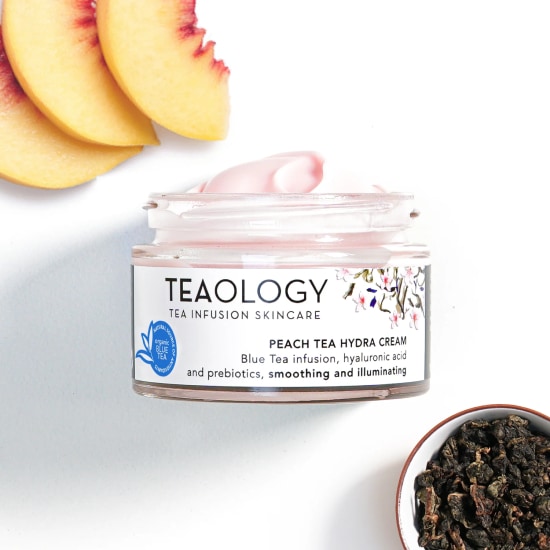 Słoik kremu do pielęgnacji skóry Teaology Peach Tea Hydra Cream z brzoskwiniami i herbatą, który zawiera napar z niebieskiej herbaty, kwas hialuronowy i prebiotyki, wygładza i rozświetla.