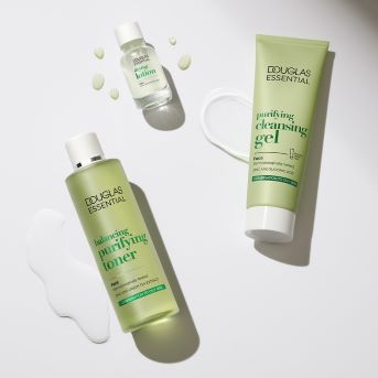 Douglas Essential Hautpflegeprodukte in Grün- und Weißtönen, darunter ein Gesichtswasser, eine Lotion und ein Reinigungsgel, die für eine reine und ausgeglichene Haut sorgen.