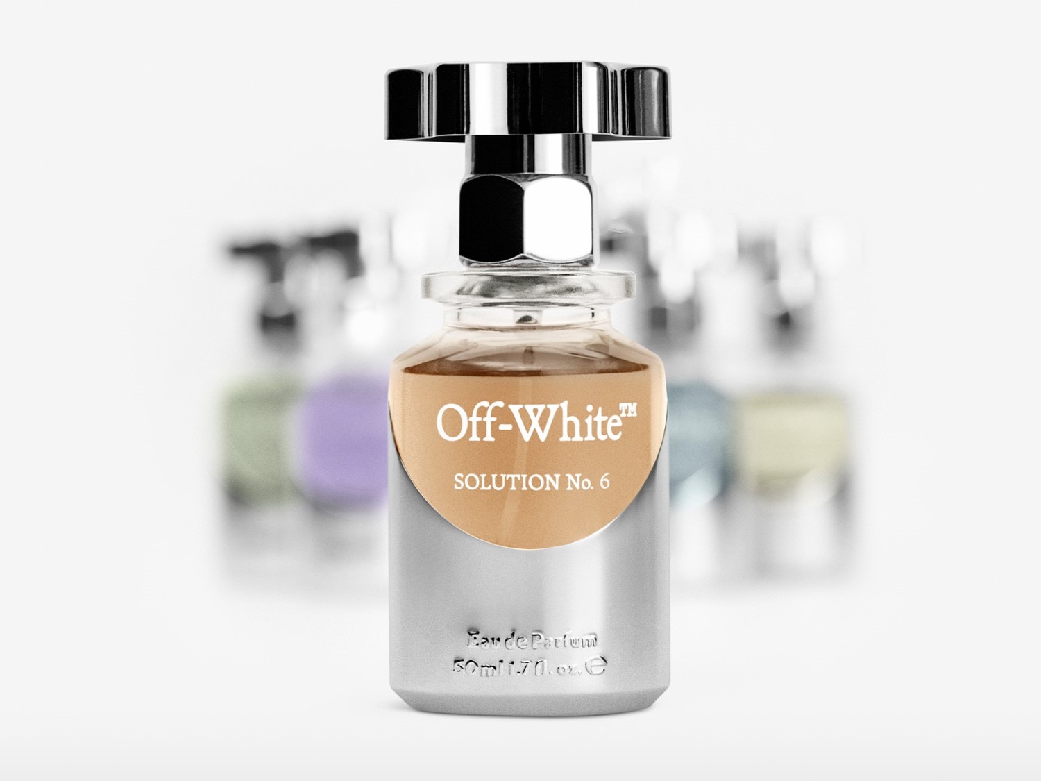 Butelka perfum Off-White Solution No. 6 o pojemności 50 ml, z brązowym płynem i srebrną obudową, zamknięta srebrnym korkiem.