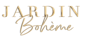 Le logo de Jardin Bohème en lettres dorées sur fond noir.