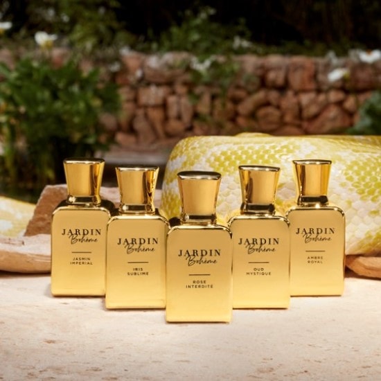 Scopri la collezione Jardin Bohème: cinque profumi in flaconi dorati, tra cui Jasmin Imperial, Iris Sublime, Rose Interdite, Oud Mystique e Ambre Royal.