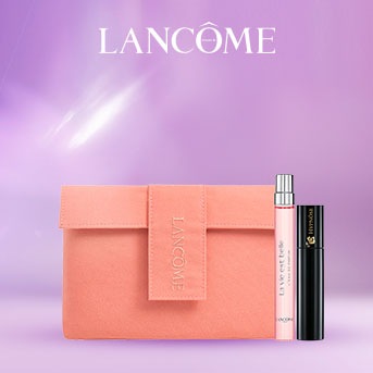 Na fioletowym tle widnieje logo Lancôme, a poniżej zestaw kosmetyków: różowa kosmetyczka, perfumy La Vie Est Belle i czarny tusz do rzęs Hypnôse.