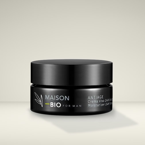 Ecco la crema viso 24H idratante e antietà Maison Bio for Man, presentata in un elegante barattolo nero.