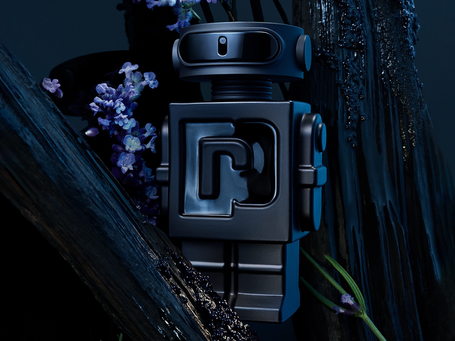 El frasco de perfume en forma de robot negro se destaca entre flores de lavanda y madera oscura, creando una atmósfera misteriosa y elegante.