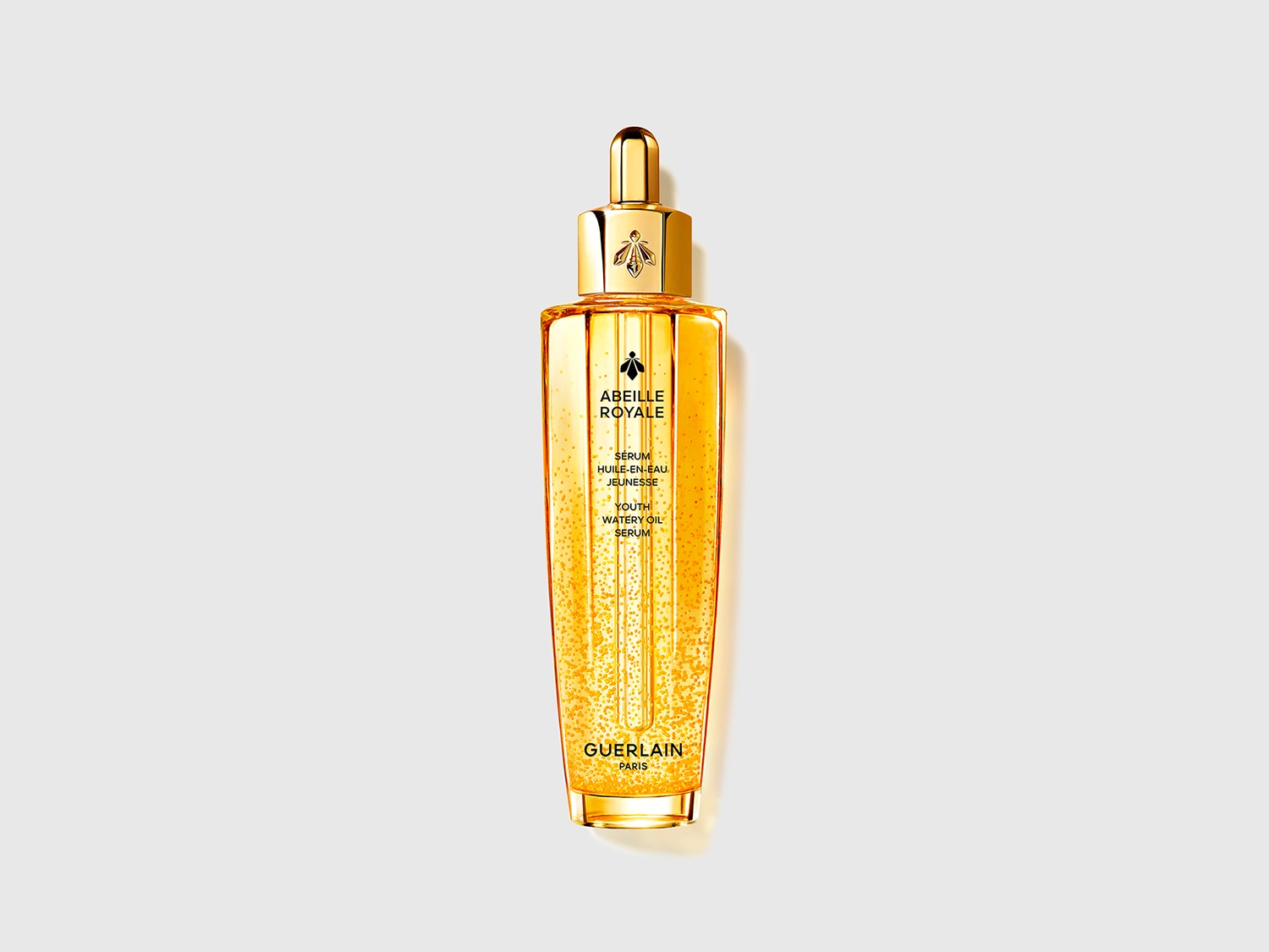 Voici le sérum huile-en-eau jeunesse Abeille Royale de Guerlain, un élixir doré infusé de micro-billes pour une peau visiblement plus jeune et éclatante.