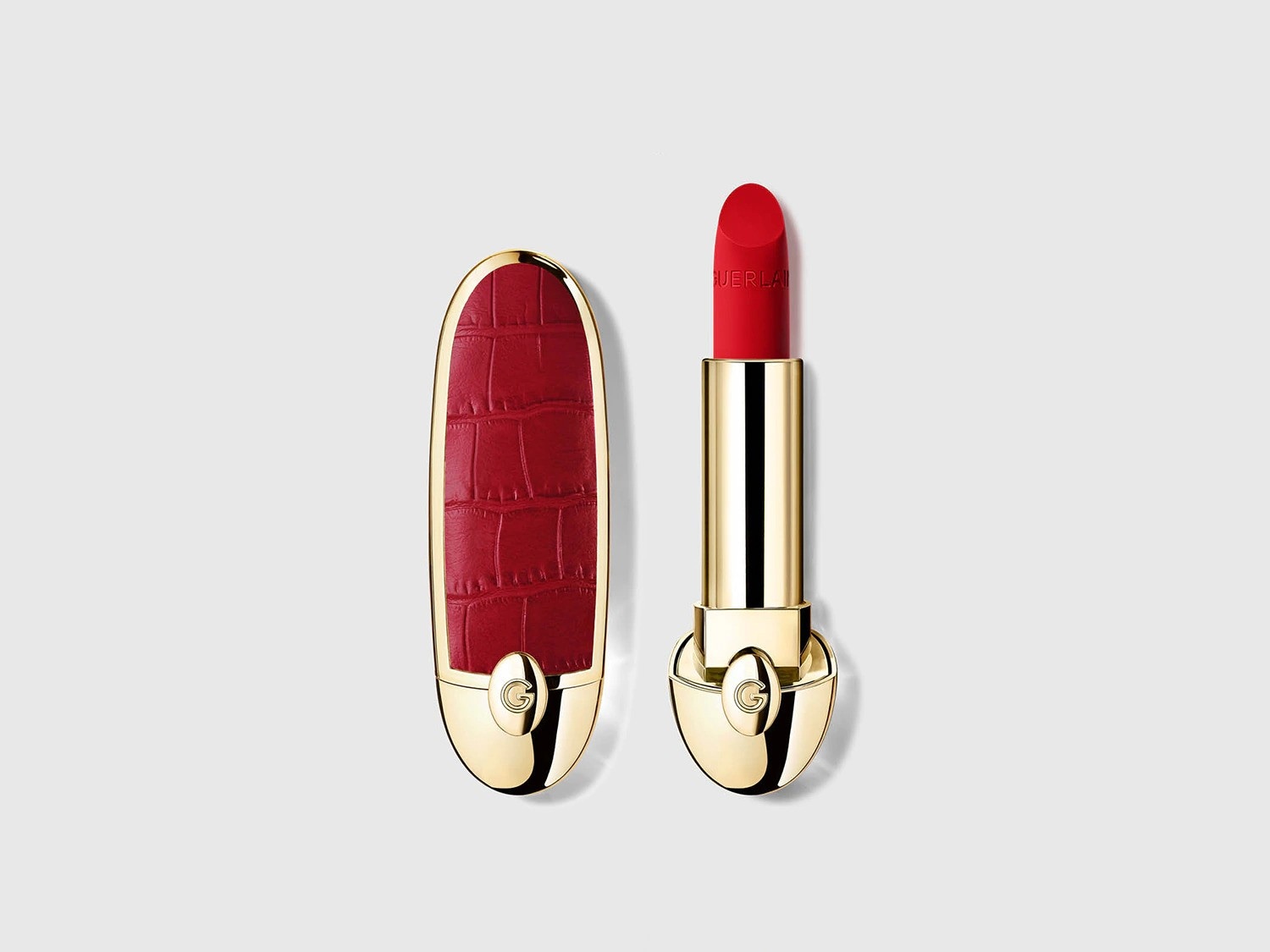 Découvrez le rouge à lèvres Guerlain Rouge G, un rouge éclatant dans un écrin doré et rouge façon croco, symbole de luxe et d'élégance.