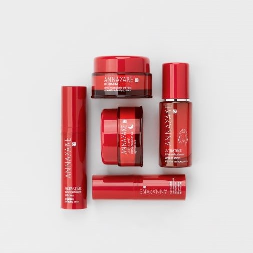Entdecken Sie die ANNAYAKE Ultratime-Kollektion, eine Reihe luxuriöser Hautpflegeprodukte in eleganten roten Verpackungen, die darauf ausgelegt sind, Ihre Haut zu verjüngen und ihr einen strahlenden Teint zu verleihen.