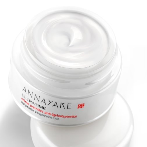 Nahaufnahme einer weißen Cremetiegel von ANNAYAKE ULTRATIME, die eine Anti-Aging-Formel für hohe Prävention verspricht.