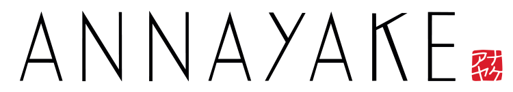 Schwarzer Hintergrund mit einem kleinen roten Logo in der unteren rechten Ecke.