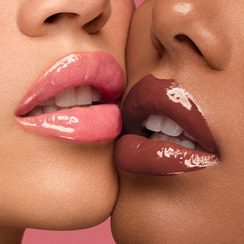 Du veidai su blizgančiomis lūpomis: vienos šviesiai rožinės, kitos tamsiai rausvai rudos.