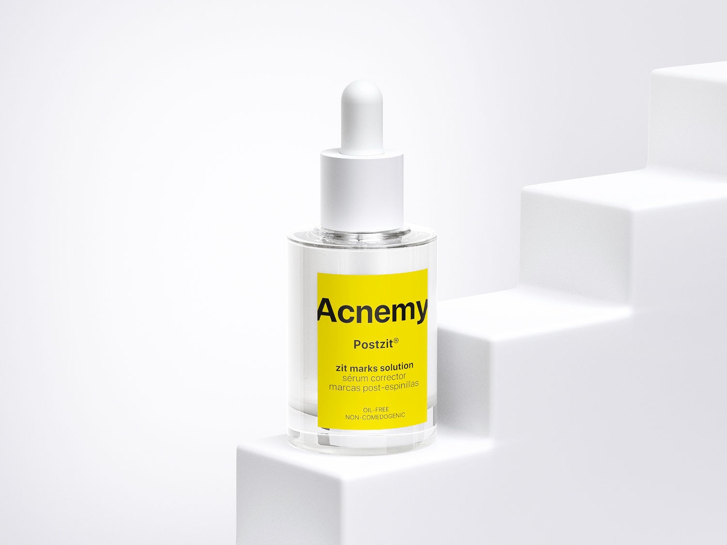 Das Acnemy Postzit® Serum in einer durchsichtigen Glasflasche mit Pipette hilft bei der Korrektur von Pickelmalen, ist ölfrei und nicht komedogen.