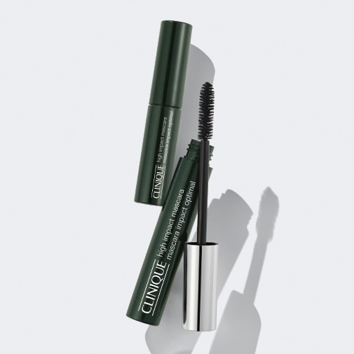 Nahaufnahme von Clinique High Impact Mascara in dunkelgrüner Verpackung, eine davon geöffnet mit Bürste.