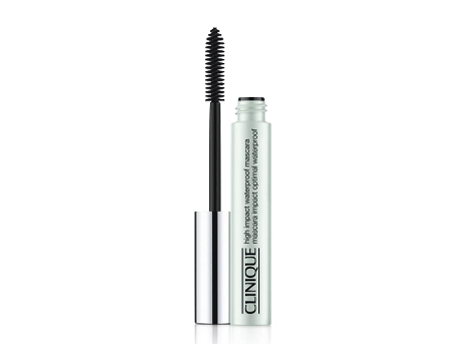 Nahaufnahme von Clinique High Impact Waterproof Mascara mit silberner und hellgrüner Verpackung und einer schwarzen Bürste.