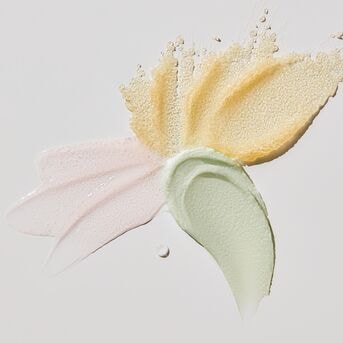 Texture di bellezza: un mix di crema rosa chiaro, verde chiaro e giallo chiaro, con una spolverata di polvere dorata, creano un'armonia di colori e consistenze.