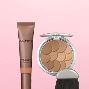 Krem koloryzujący Laura Mercier Tinted Moisturizer Bronzer w tubce obok pudru brązującego w okrągłym opakowaniu z pędzlem, idealne do konturowania twarzy.