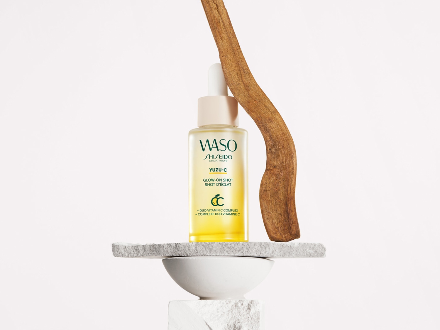 Ecco il siero illuminante Yuzu-C Glow-On Shot di Waso Shiseido Ginza Tokyo, un complesso di vitamina C in una bottiglia di vetro trasparente con contagocce bianco.