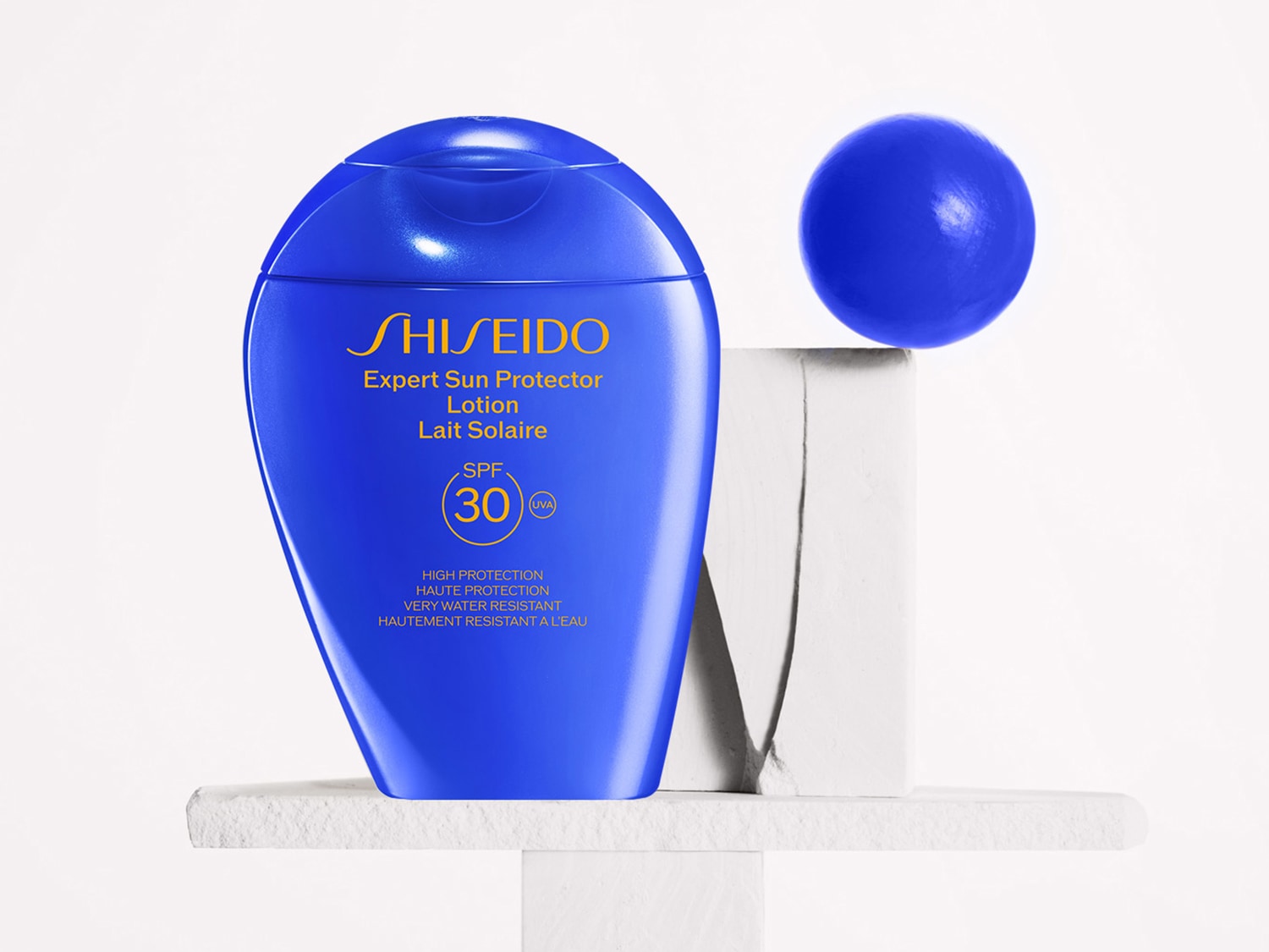 Ecco la lozione solare Shiseido Expert Sun Protector con SPF 30, confezionata in un flacone blu lucido, ideale per una protezione solare elevata e resistente all'acqua.