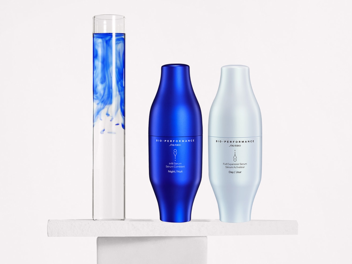 Ecco il siero Bio-Performance Shiseido: uno blu intenso per la notte e uno bianco per il giorno, per una cura della pelle completa.